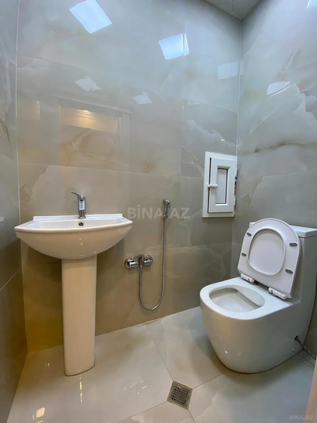 Kirayə verilir 2 otaqlı mənzil 90 m²