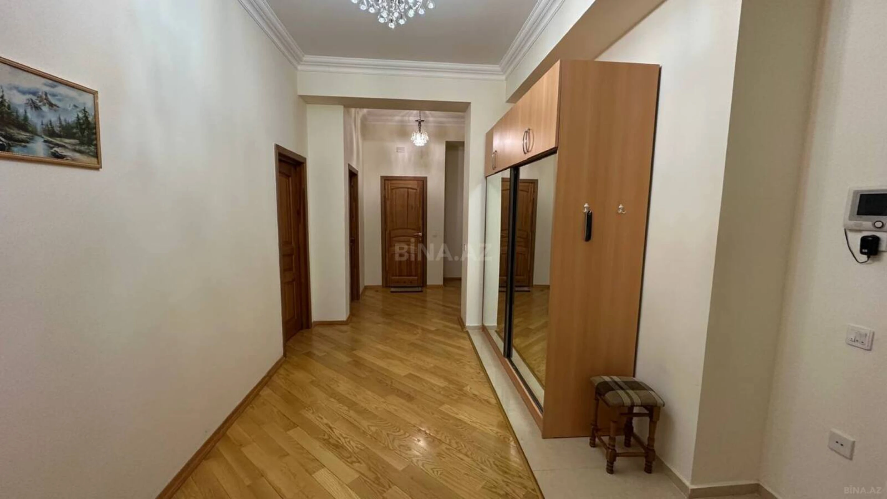 Satılır 3 otaqlı mənzil 137 m²