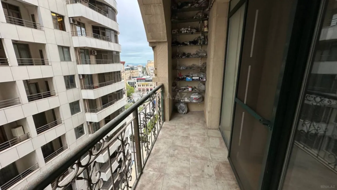 Satılır 3 otaqlı mənzil 137 m²