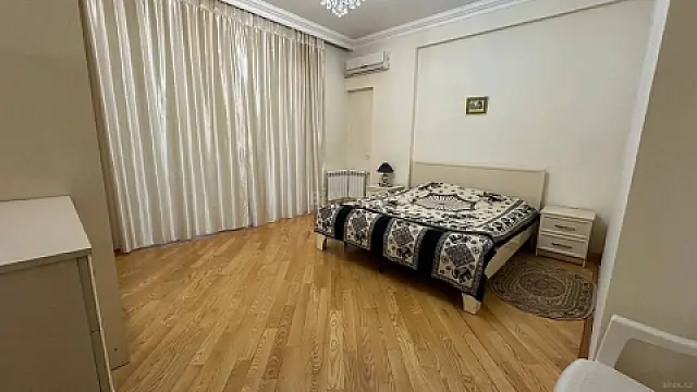 Satılır 3 otaqlı mənzil 137 m²
