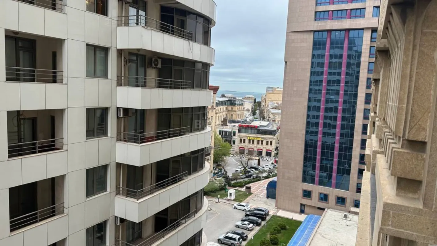 Satılır 3 otaqlı mənzil 137 m²