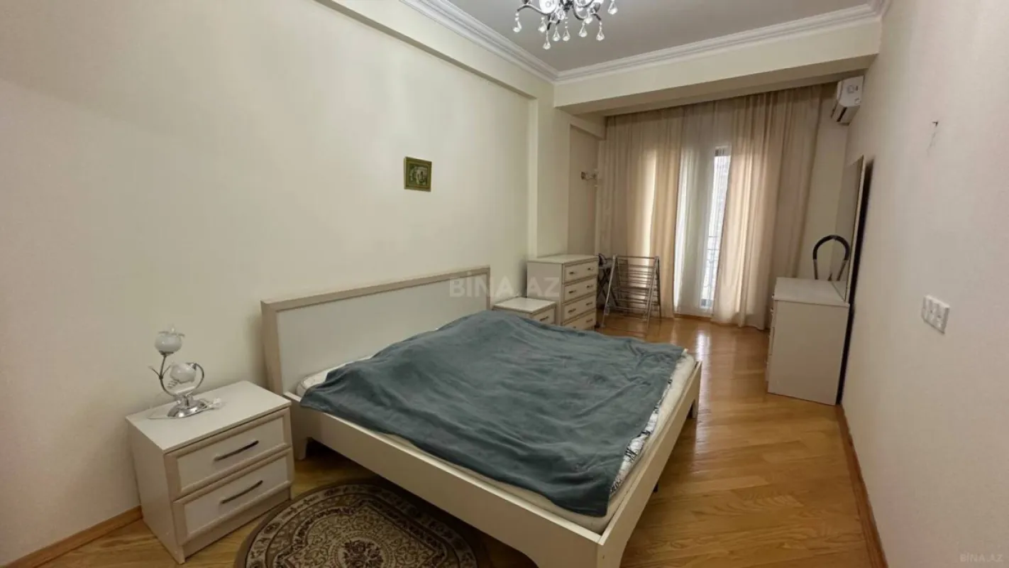 Satılır 3 otaqlı mənzil 137 m²