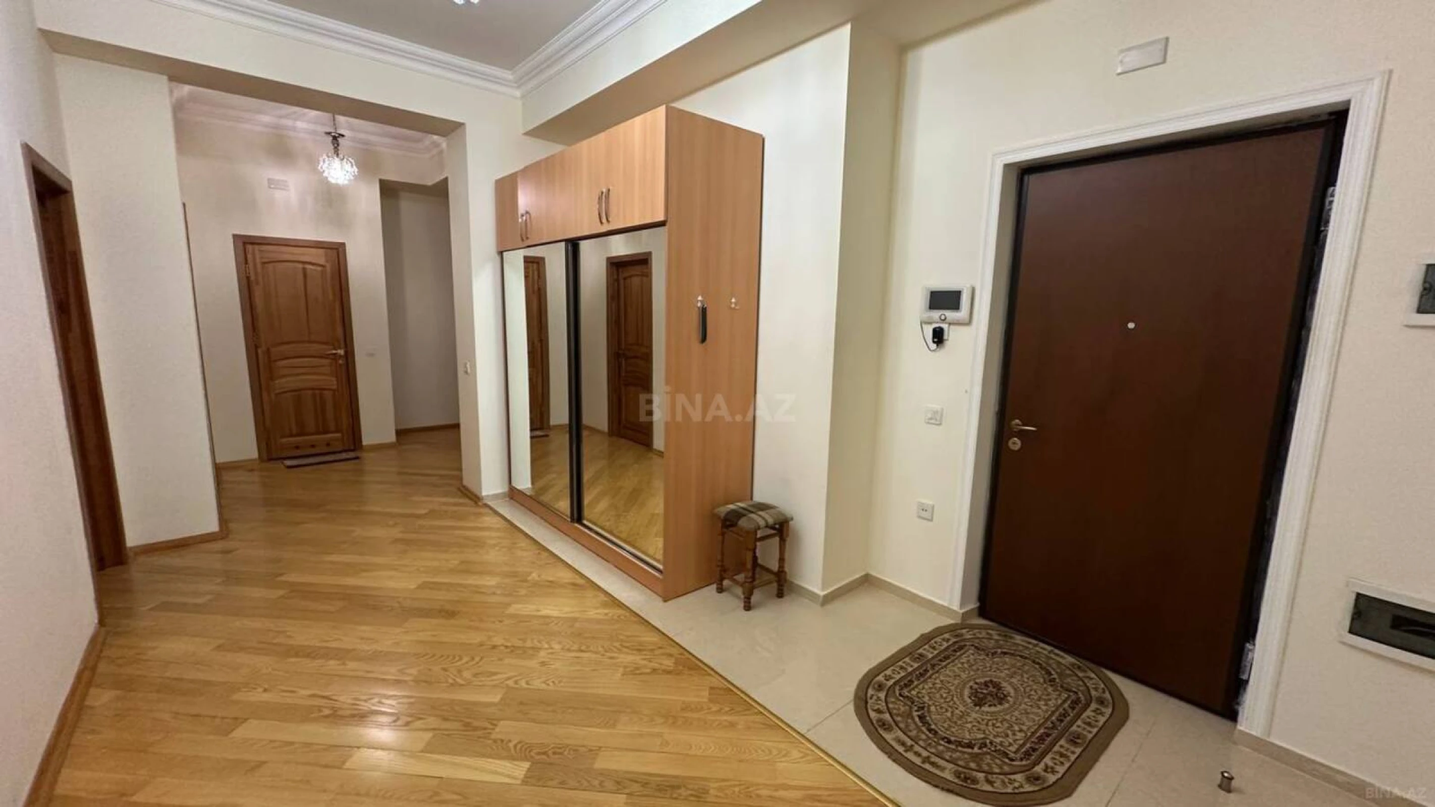 Satılır 3 otaqlı mənzil 137 m²