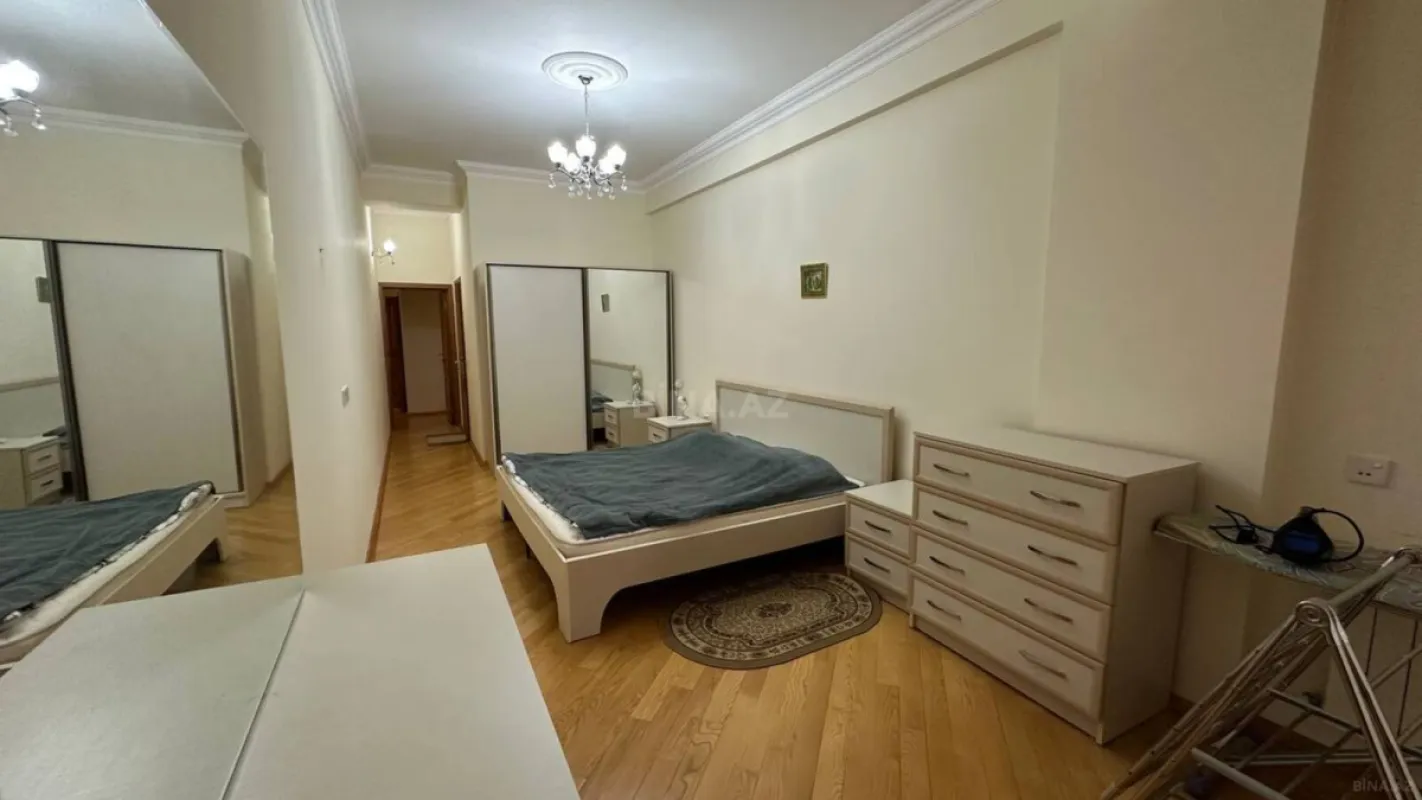 Satılır 3 otaqlı mənzil 137 m²
