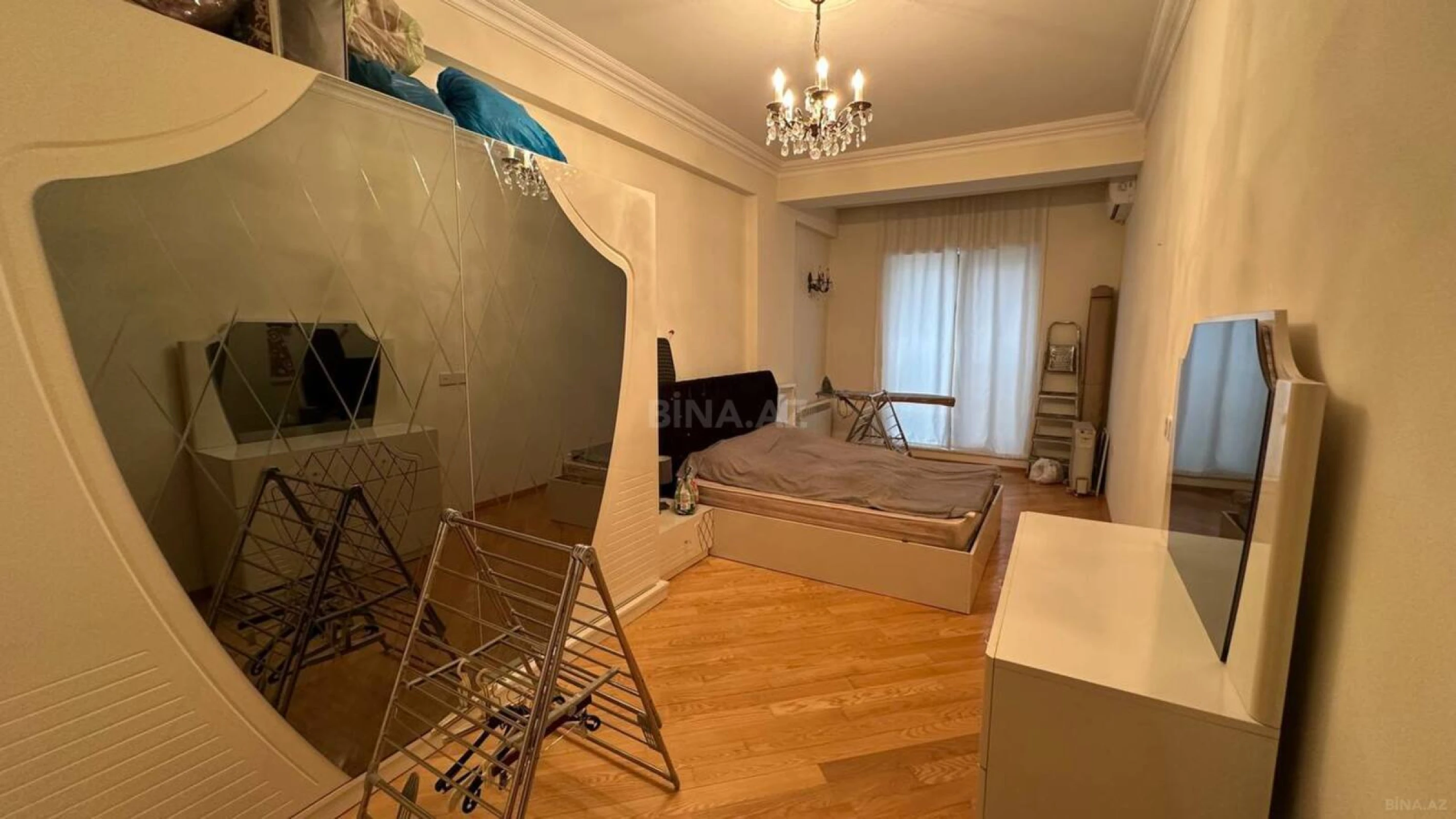Satılır 3 otaqlı mənzil 137 m²