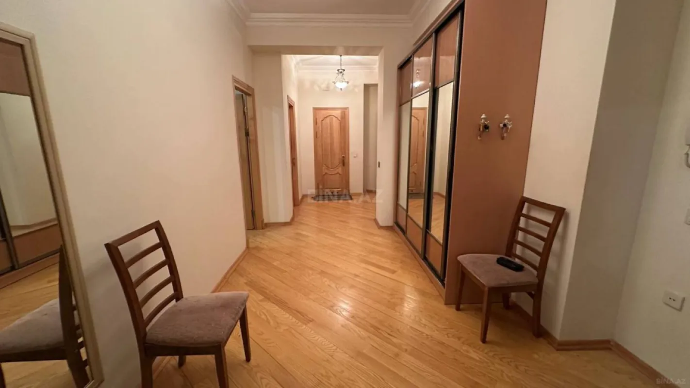 Satılır 3 otaqlı mənzil 137 m²