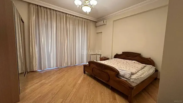 Satılır 3 otaqlı mənzil 137 m²