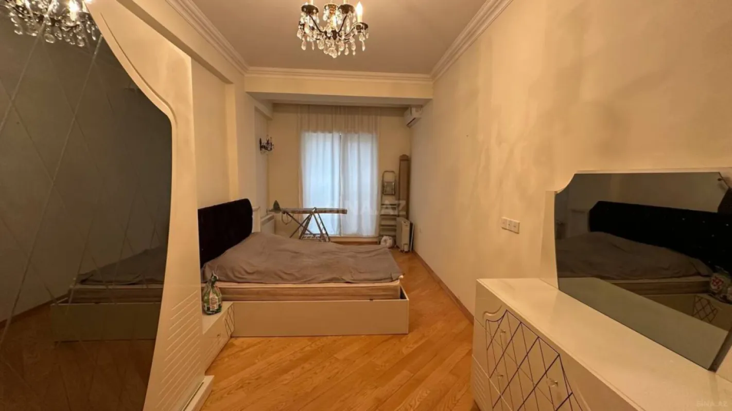 Satılır 3 otaqlı mənzil 137 m²