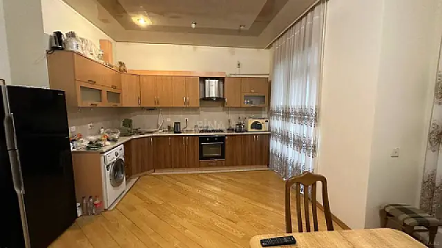 Satılır 3 otaqlı mənzil 137 m²