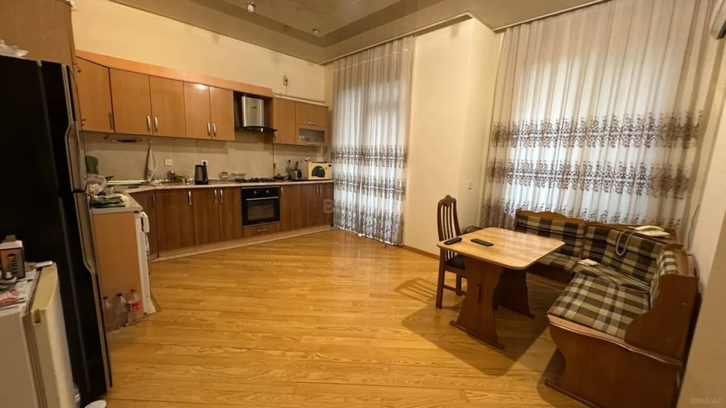 Satılır 3 otaqlı mənzil 137 m²