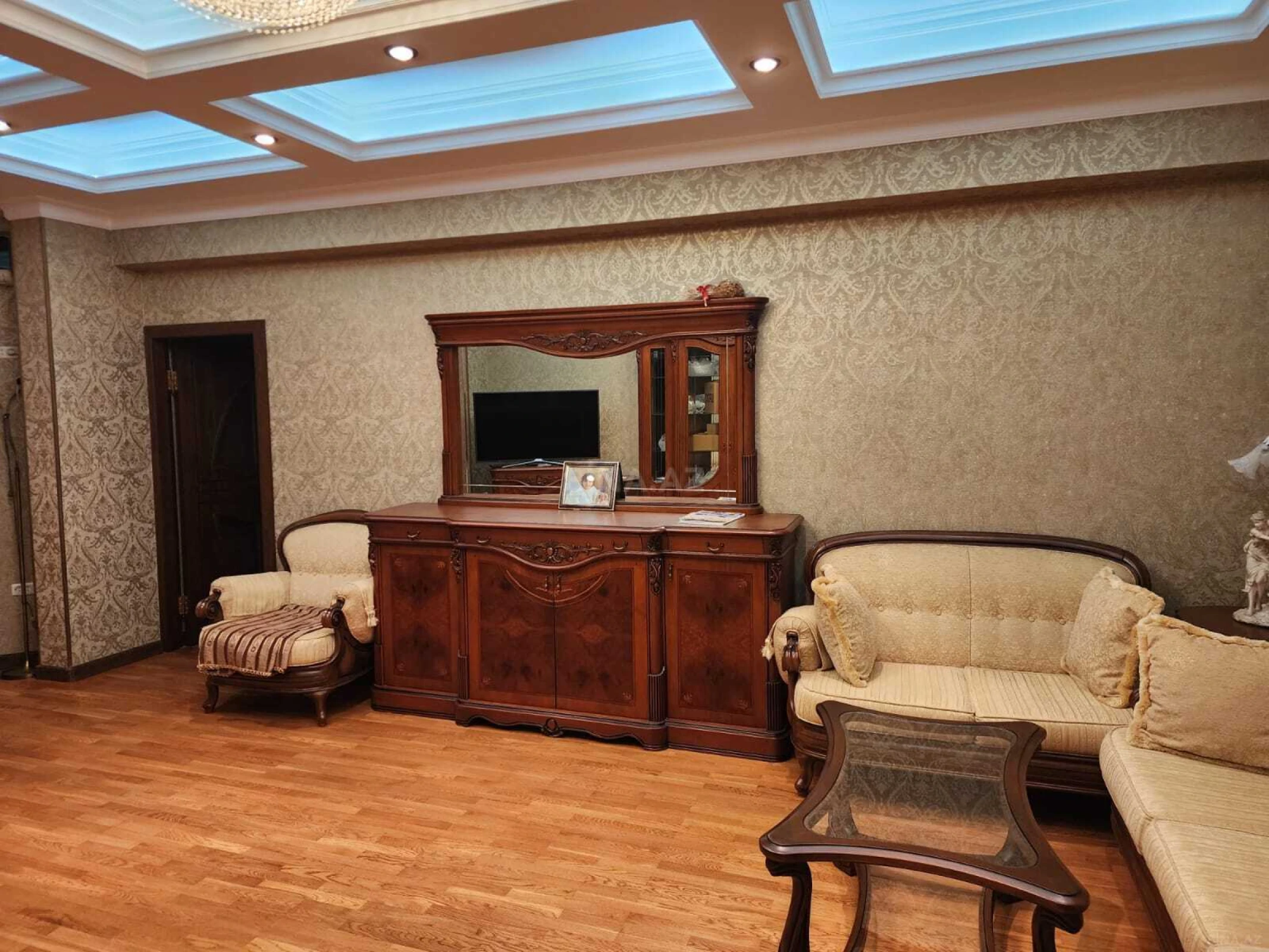 Kirayə verilir 5 otaqlı mənzil 200 m²