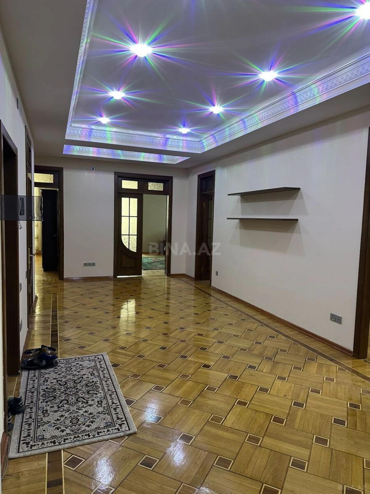 Kirayə verilir 4 otaqlı mənzil 230 m²