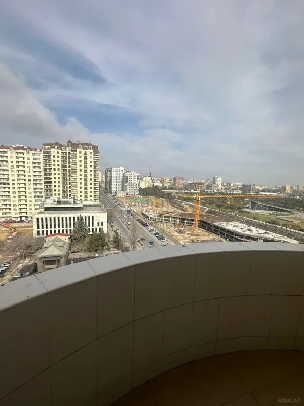 Kirayə verilir 4 otaqlı mənzil 230 m²
