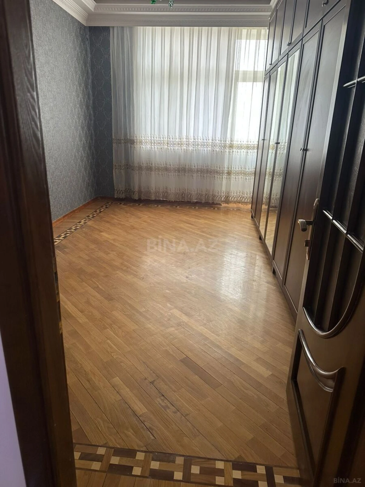 Kirayə verilir 4 otaqlı mənzil 230 m²