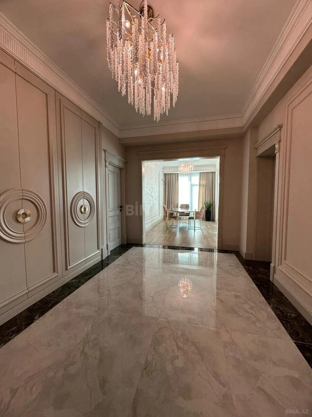 Satılır 3 otaqlı mənzil 137 m²