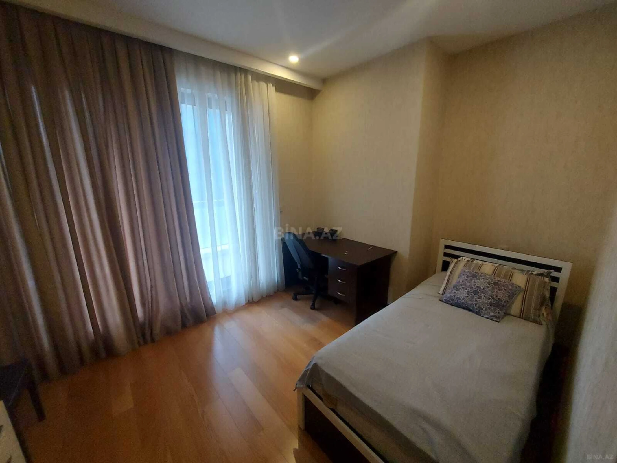 Kirayə verilir 4 otaqlı mənzil 220 m²