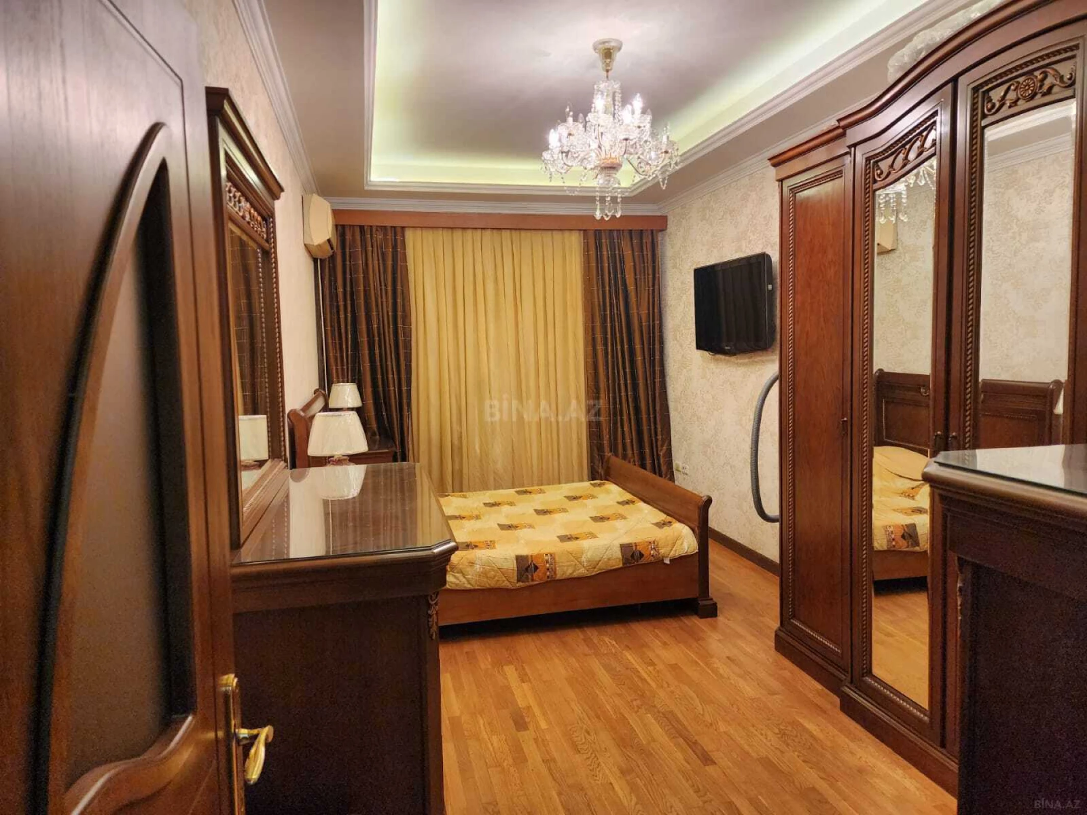 Satılır 5 otaqlı mənzil 200 m²
