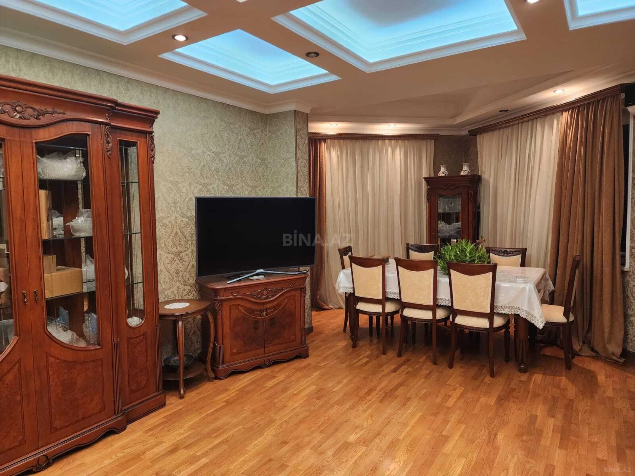 Satılır 5 otaqlı mənzil 200 m²