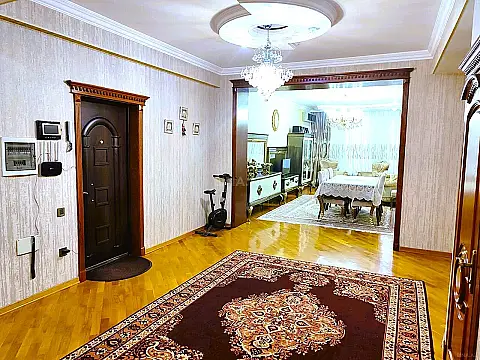 Satılır 3 otaqlı mənzil 125 m²