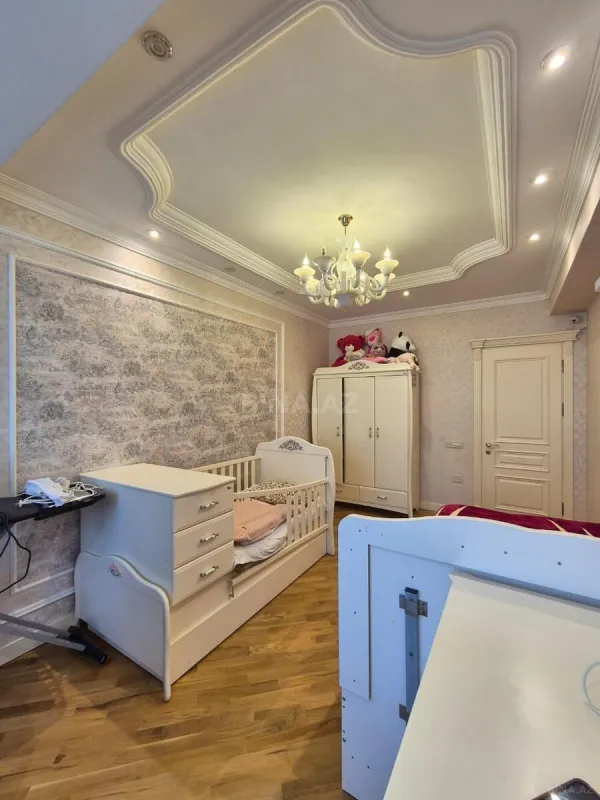 Satılır 3 otaqlı mənzil 145 m²