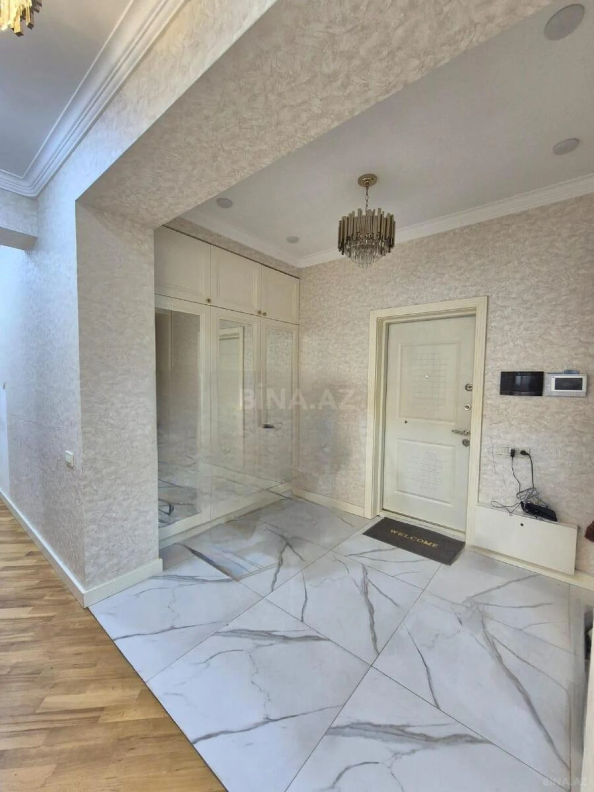 Satılır 3 otaqlı mənzil 145 m²