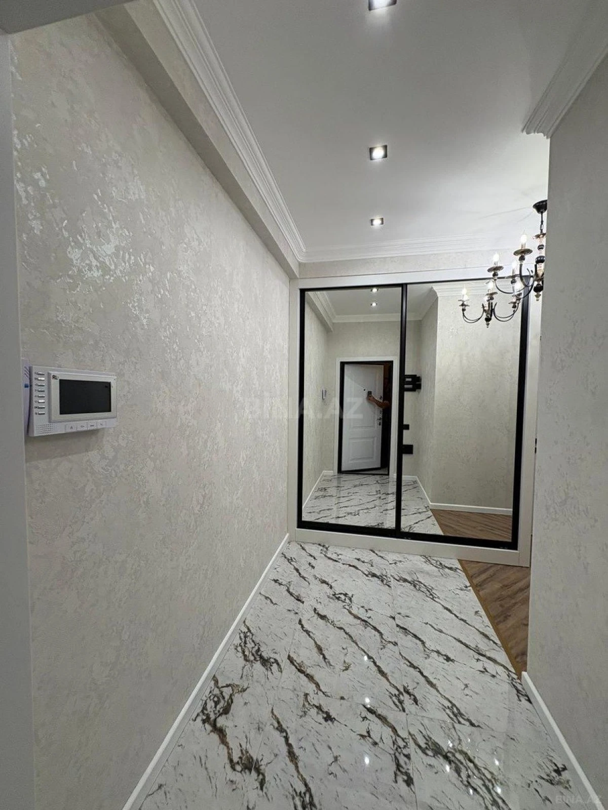 Satılır 4 otaqlı mənzil 120 m²