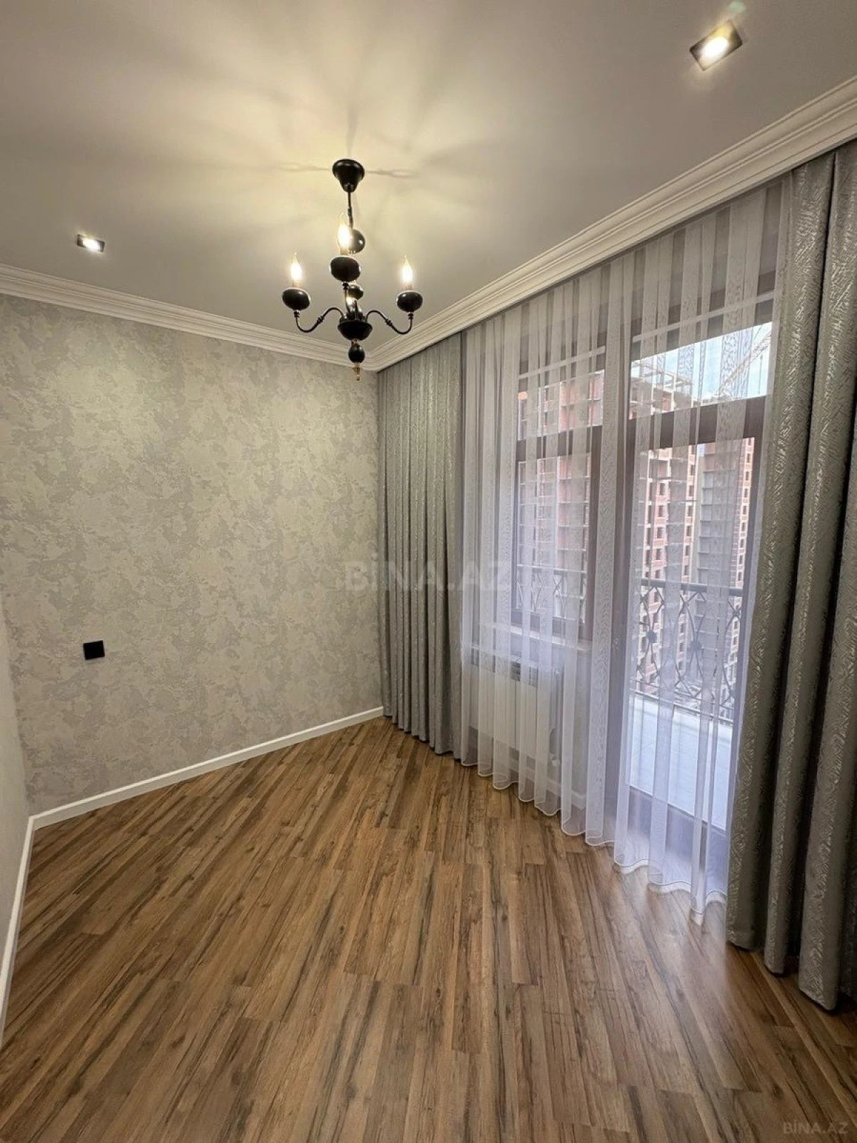 Satılır 4 otaqlı mənzil 120 m²