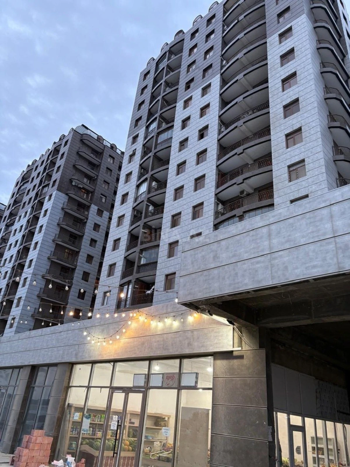 Satılır 4 otaqlı mənzil 120 m²