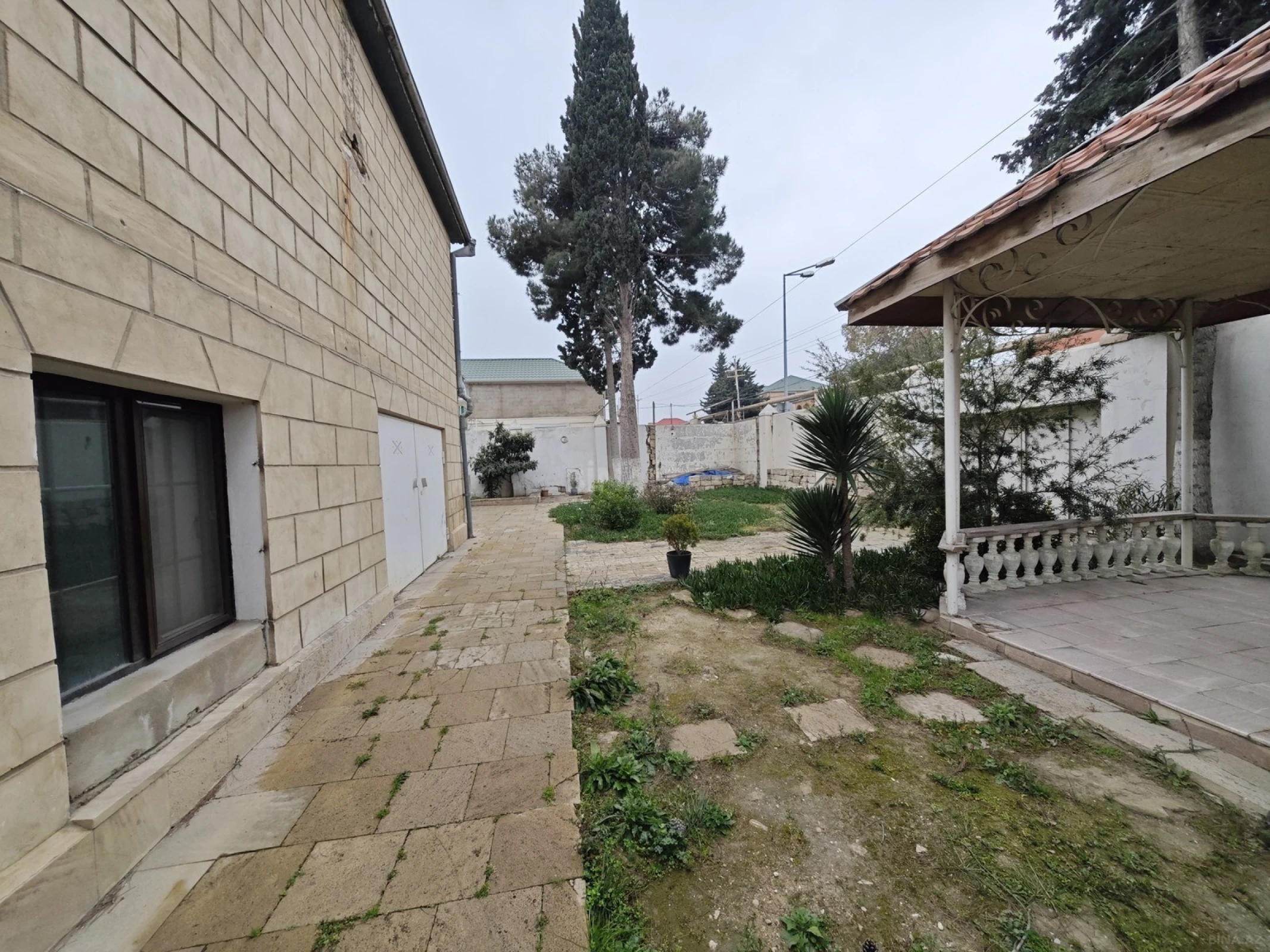 Satılır 5 otaqlı həyət evi 180 m²