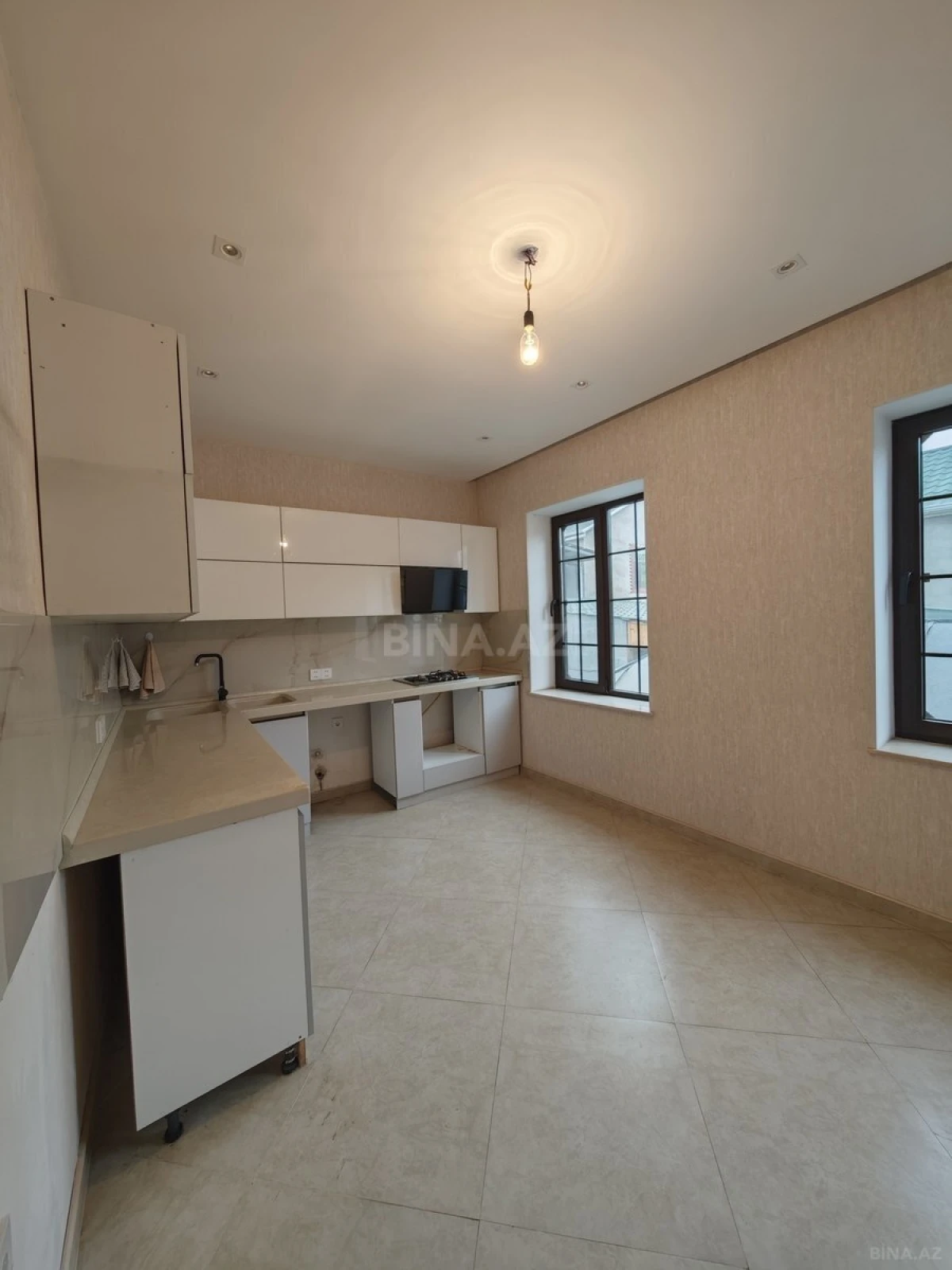 Satılır 5 otaqlı həyət evi 180 m²