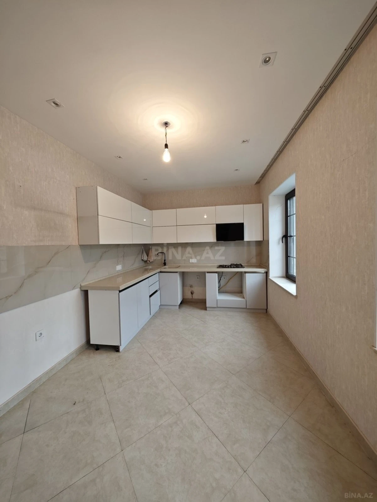 Satılır 5 otaqlı həyət evi 180 m²