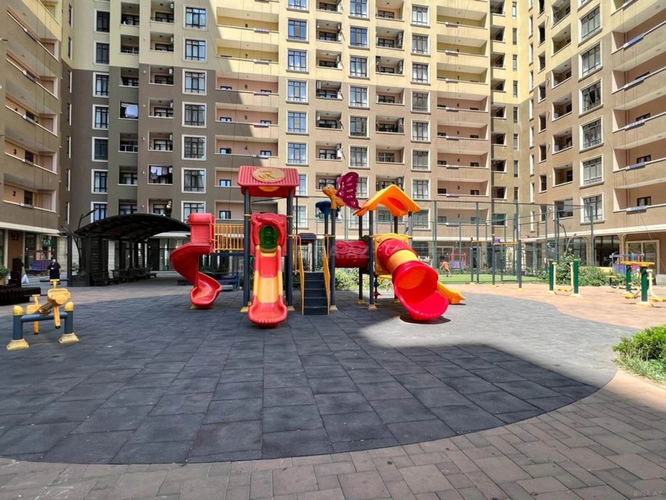 Satılır 3 otaqlı mənzil 114 m²