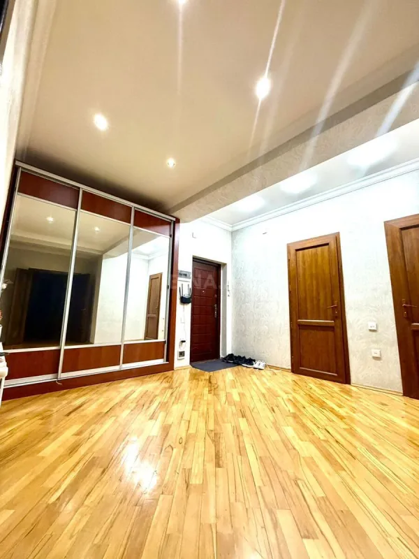 Satılır 2 otaqlı mənzil 102 m²