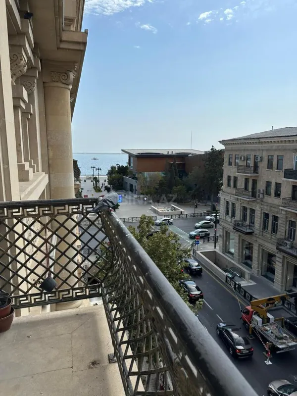 Kirayə verilir 3 otaqlı mənzil 145 m²