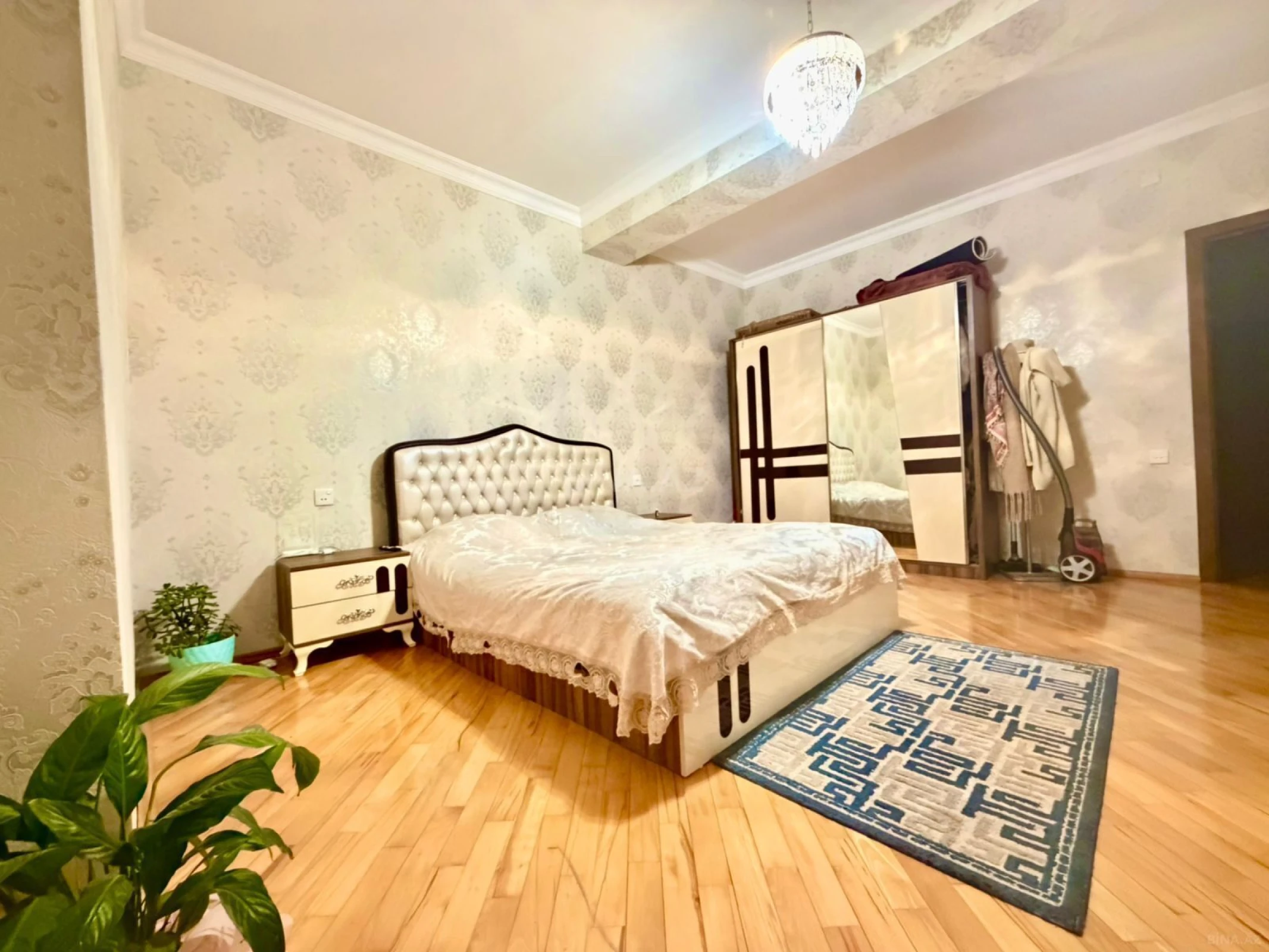 Satılır 2 otaqlı mənzil 102 m²