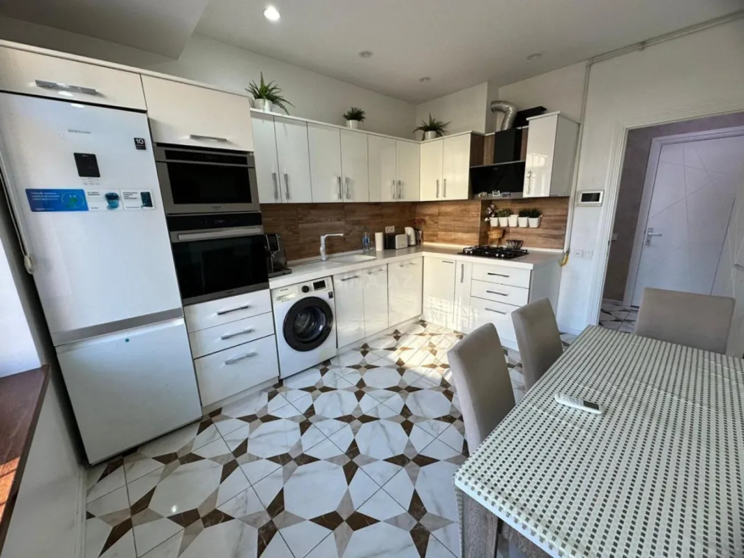 Kirayə verilir 4 otaqlı mənzil 145 m²