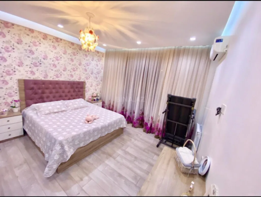 Kirayə verilir 4 otaqlı mənzil 145 m²