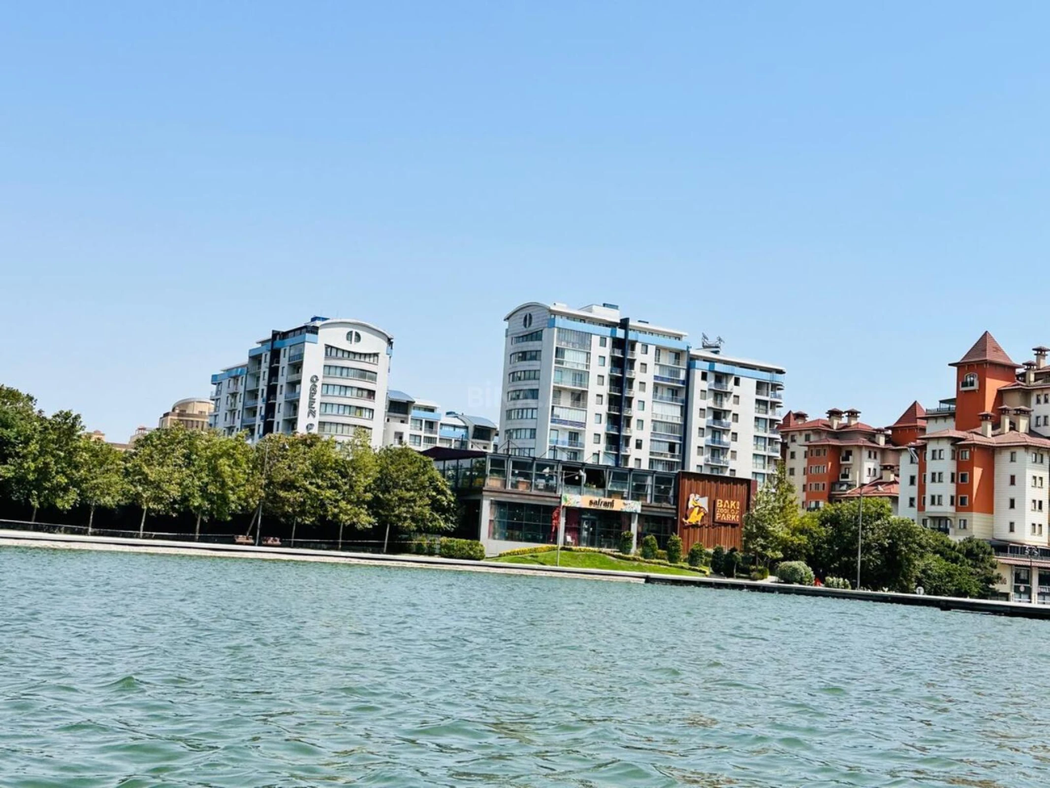 Satılır 4 otaqlı mənzil 200 m²