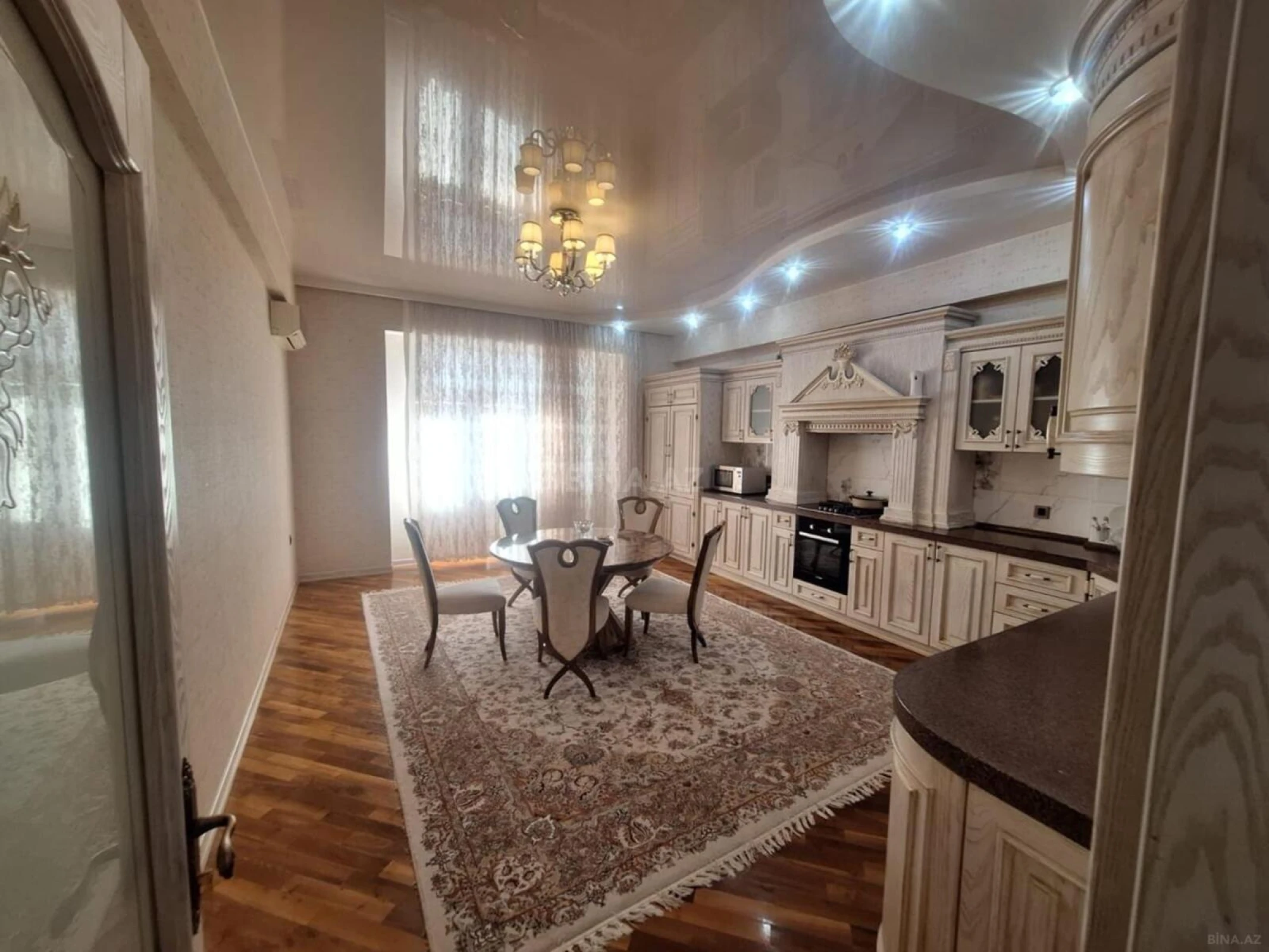 Satılır 4 otaqlı mənzil 200 m²