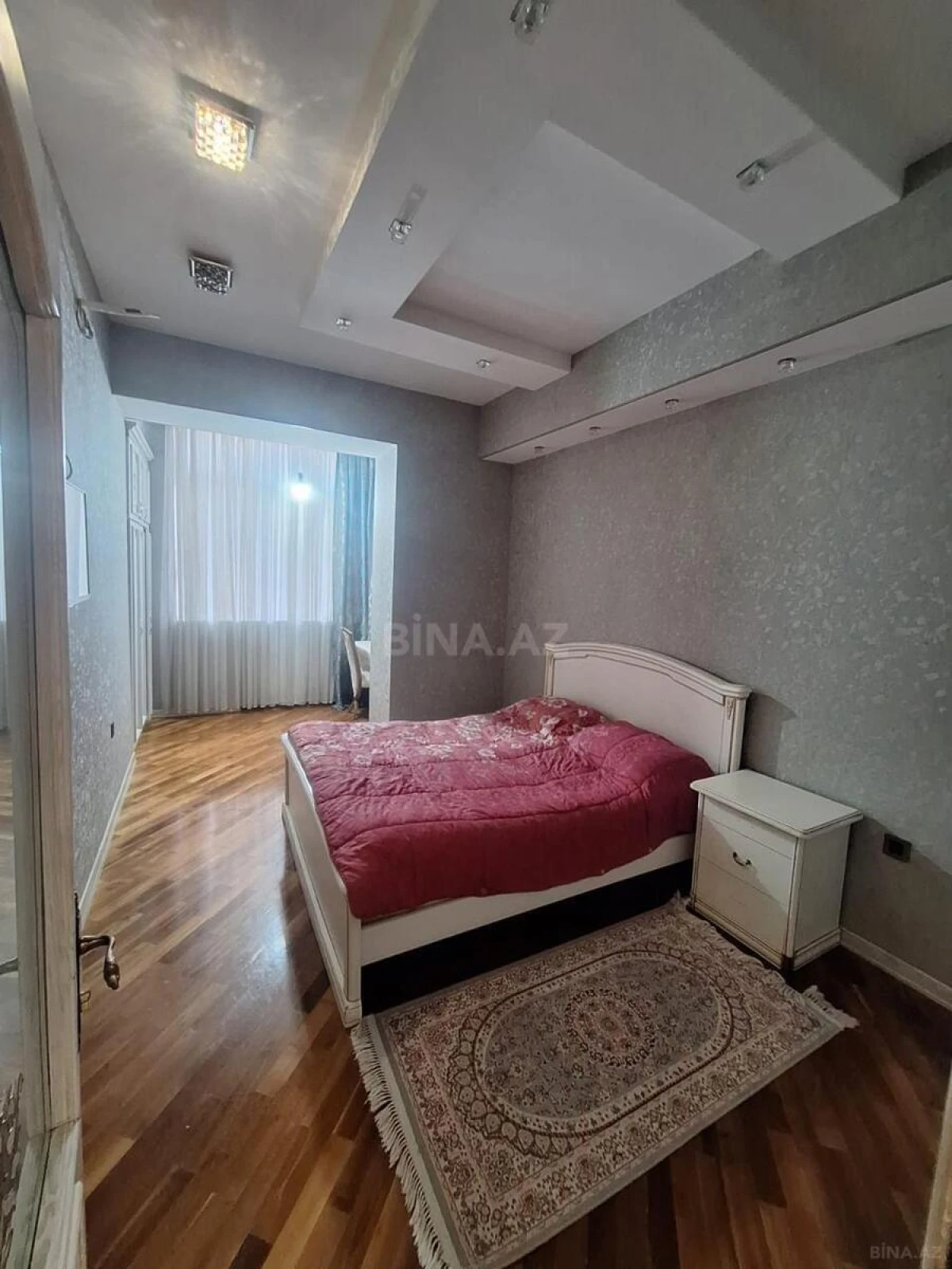 Satılır 4 otaqlı mənzil 200 m²