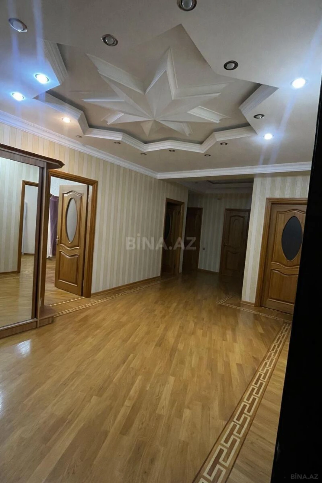 Satılır 4 otaqlı mənzil 150 m²