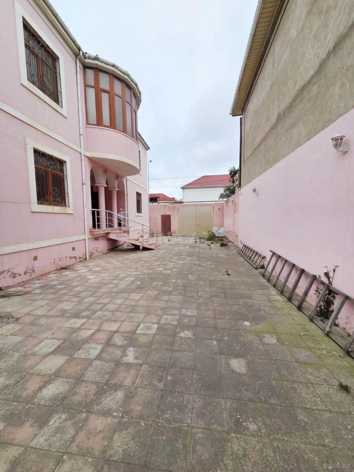 Kirayə verilir 7 otaqlı həyət evi 300 m²