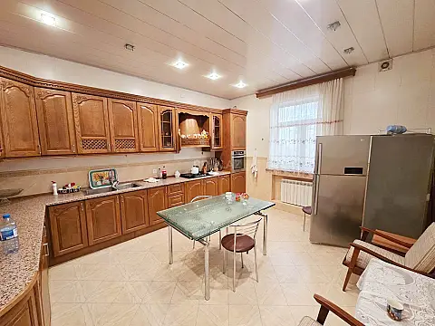 Kirayə verilir 7 otaqlı həyət evi 300 m²