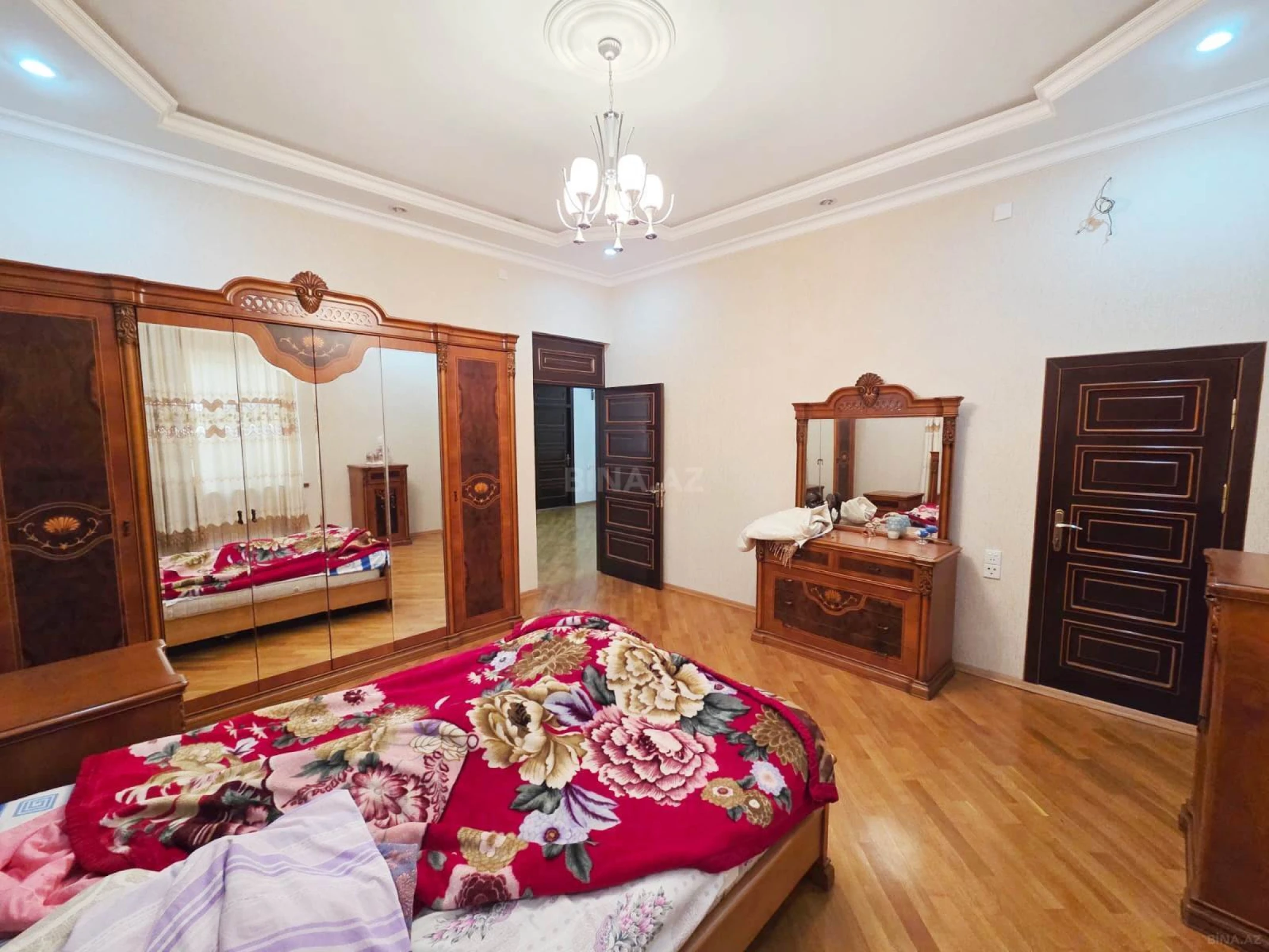 Kirayə verilir 7 otaqlı həyət evi 300 m²