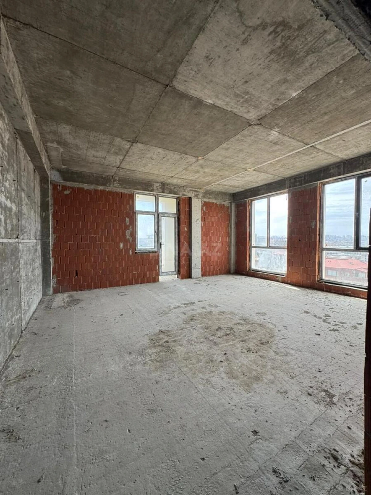 Satılır 3 otaqlı mənzil 140 m²