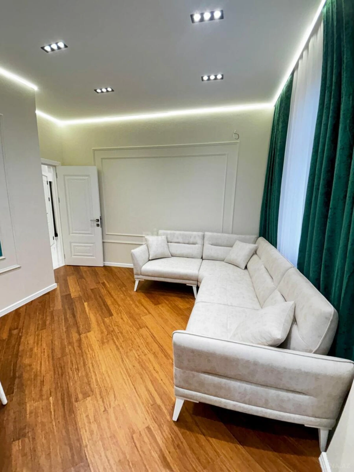 Satılır 2 otaqlı mənzil 70.7 m²