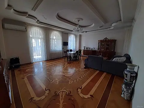 Satılır 7 otaqlı həyət evi 235 m²