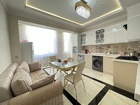 Satılır 3 otaqlı mənzil 131 m²