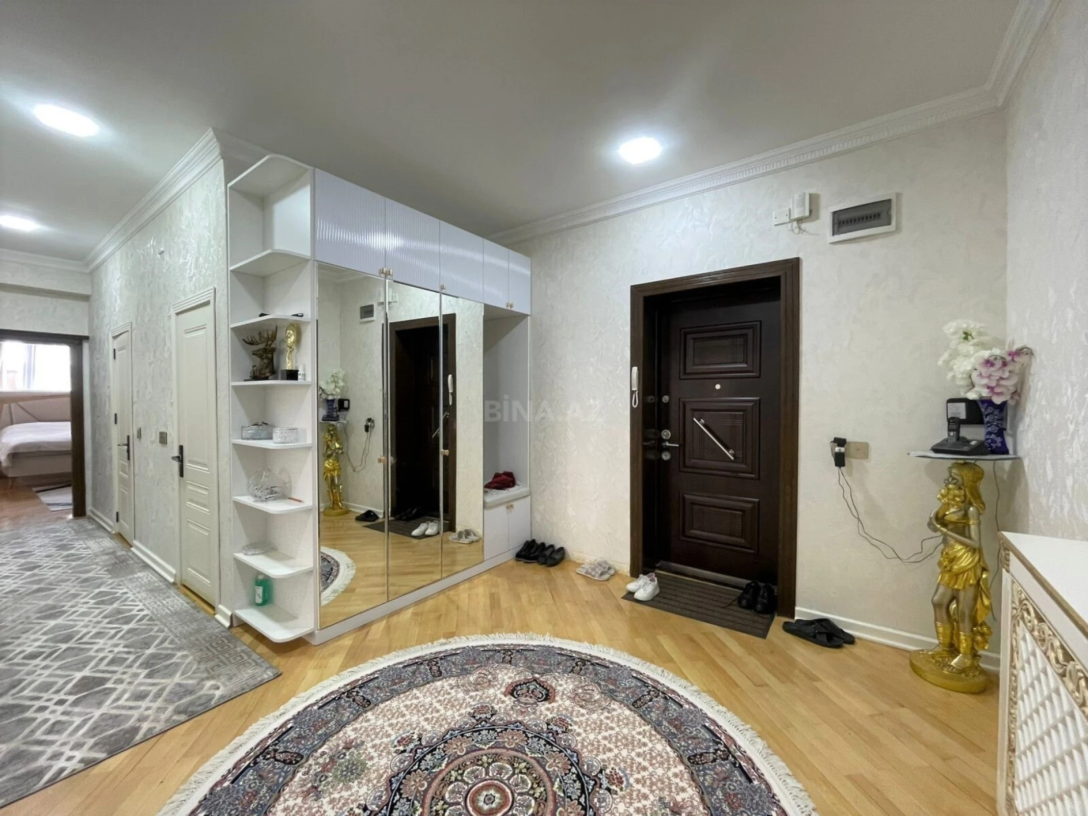 Satılır 3 otaqlı mənzil 131 m²