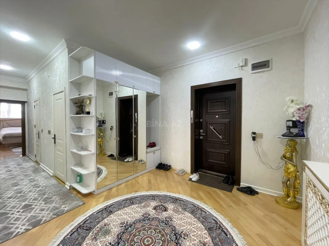 Satılır 3 otaqlı mənzil 131 m²